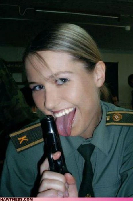 Гарні дівчата, які роблять дивні речі. Частина 5 (70 фото) – фото 34