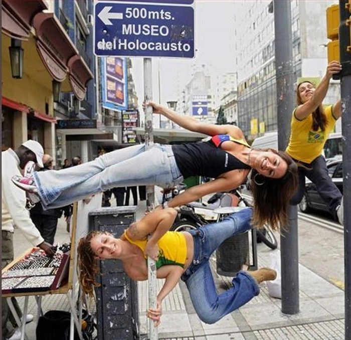 Гарні дівчата, які роблять дивні речі. Частина 5 (70 фото) – фото 37