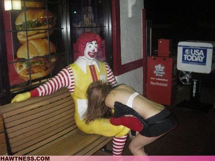 Гарні дівчата, які роблять дивні речі. Частина 5 (70 фото) – фото 63