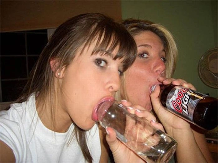Дивні способи пити пиво (46 фото) – фото 1