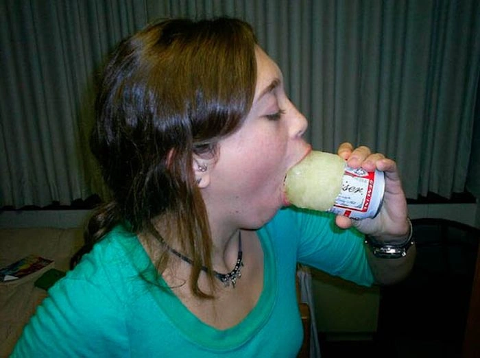 Дивні способи пити пиво (46 фото) – фото 5