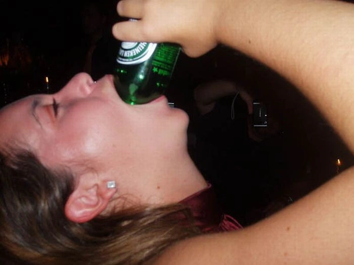 Дивні способи пити пиво (46 фото) – фото 7