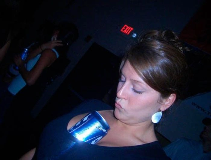 Дівчата п'ють алкоголь (27 фото) – фото 11