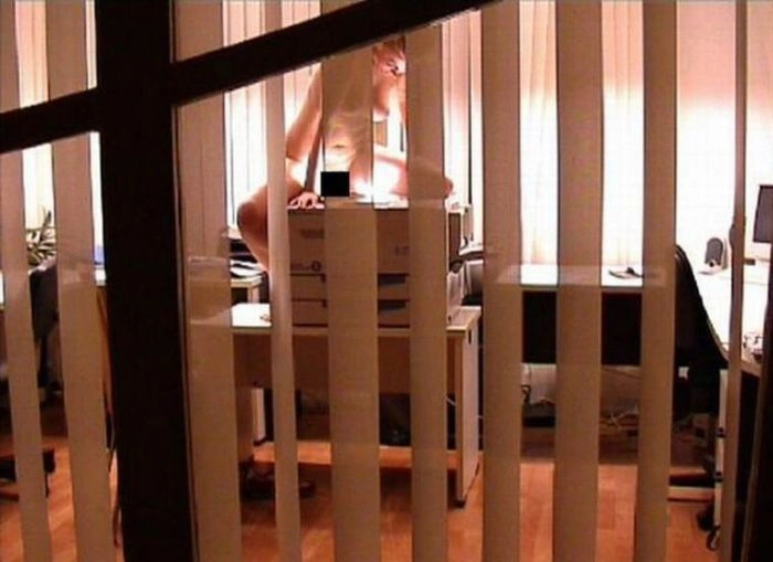 Дівчина залишилась сама в офісі... (3 Зображення) – фото 1