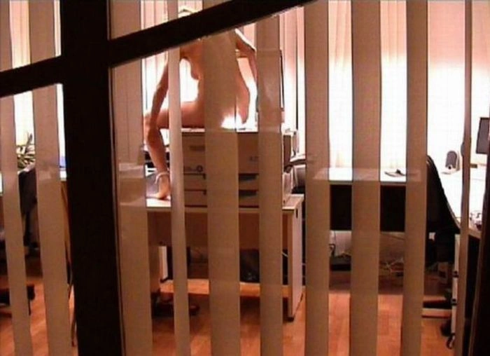 Дівчина залишилась сама в офісі... (3 Зображення) – фото 2