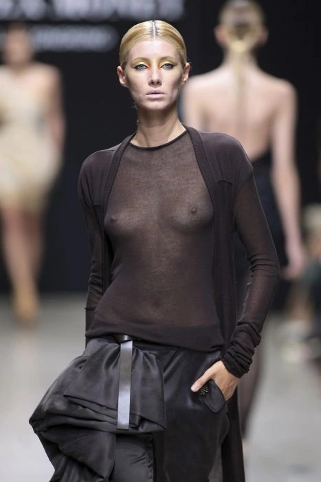 Дивна мода на відкрите верхнє вбрання (56 фото) – фото 2