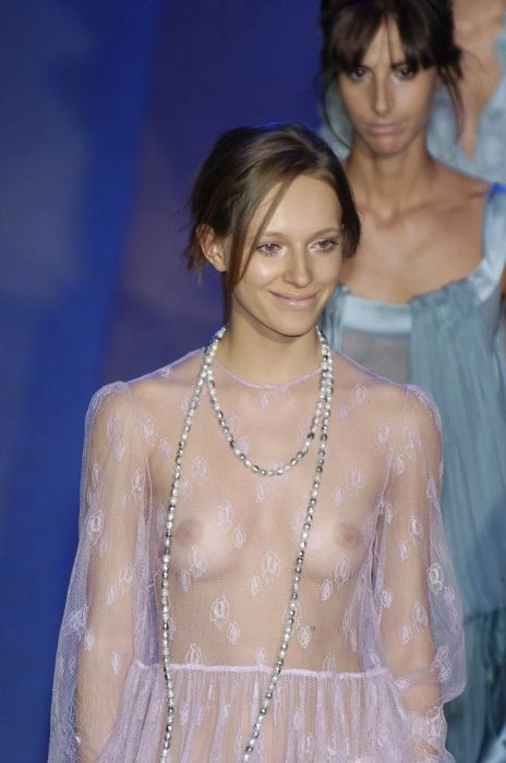 Дивна мода на відкрите верхнє вбрання (56 фото) – фото 8