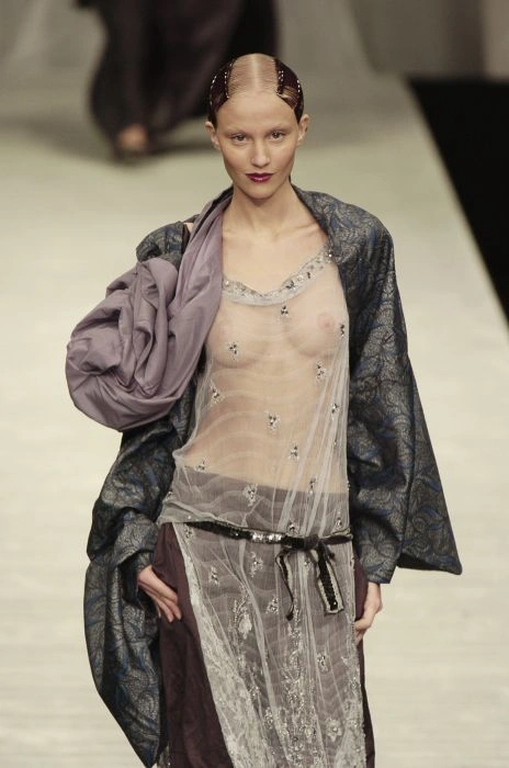 Дивна мода на відкрите верхнє вбрання (56 фото) – фото 12