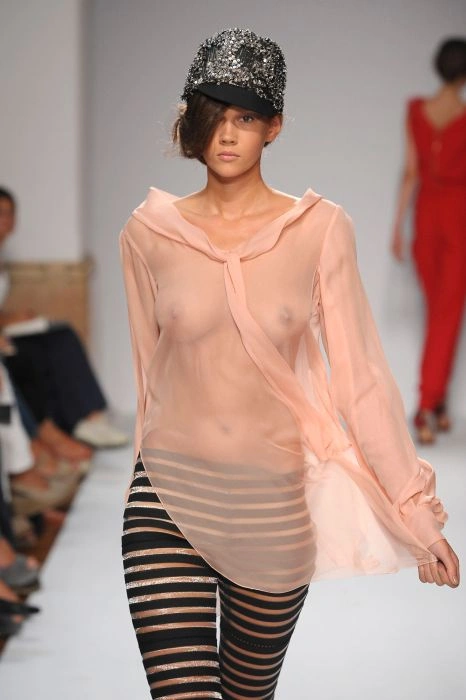 Дивна мода на відкрите верхнє вбрання (56 фото) – фото 18