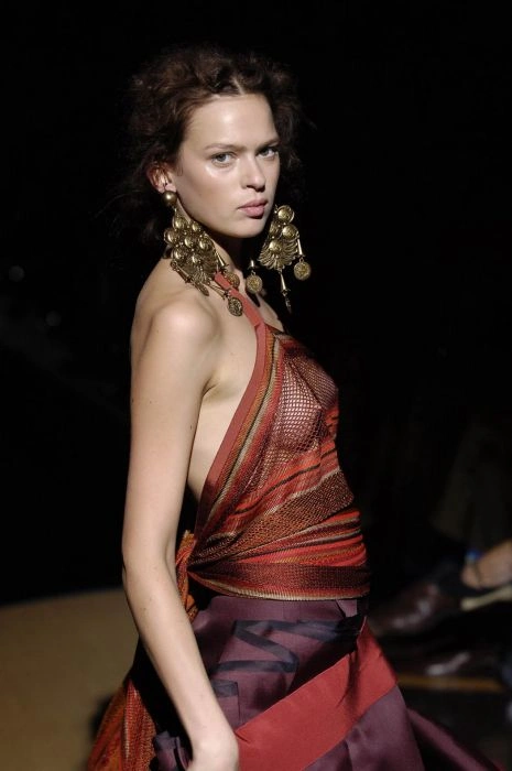 Дивна мода на відкрите верхнє вбрання (56 фото) – фото 24