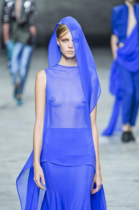 Дивна мода на відкрите верхнє вбрання (56 фото) – фото 46