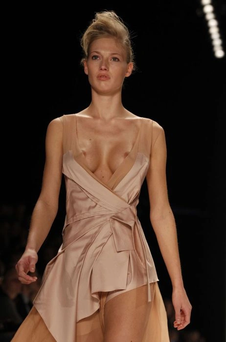 Дивна мода на відкрите верхнє вбрання (56 фото) – фото 56