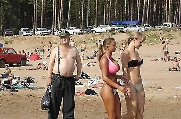 Фотобомби у купальниках (25 фото) – фото 4