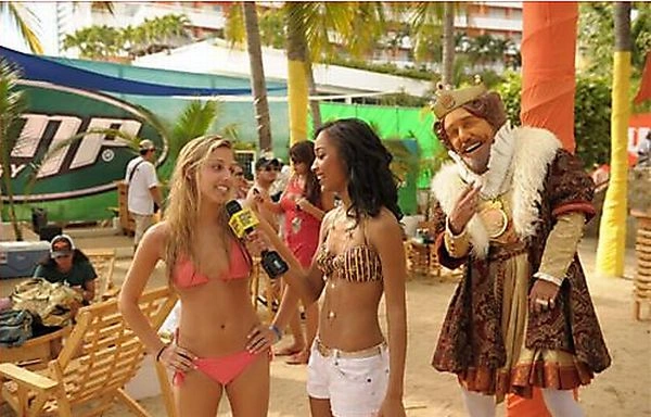 Фотобомби у купальниках (25 фото) – фото 5