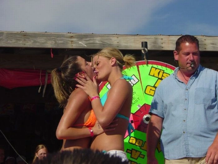 Дівчата цілуються (129 фото) – фото 2