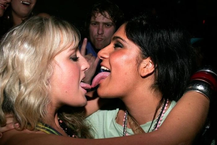 Дівчата цілуються (129 фото) – фото 3