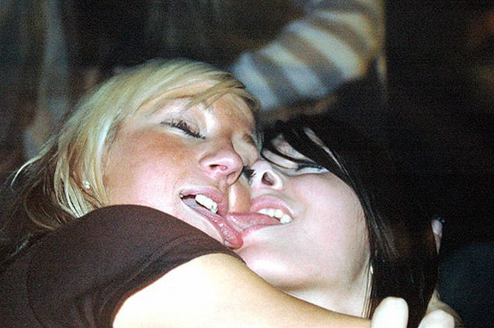 Дівчата цілуються (129 фото) – фото 22