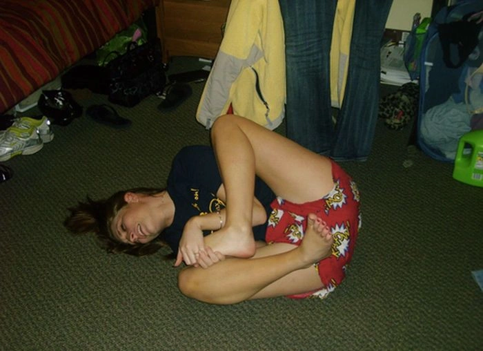 Милі дівчата з вивихнутими ногами (18 фото) – фото 8