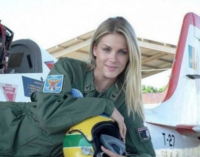 Дівчата та літаки (59 фото) – фото 2