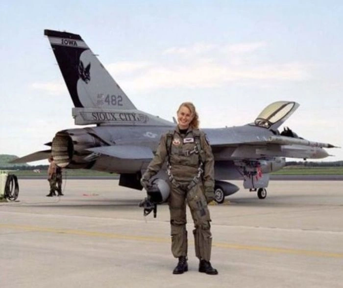 Дівчата та літаки (59 фото) – фото 7