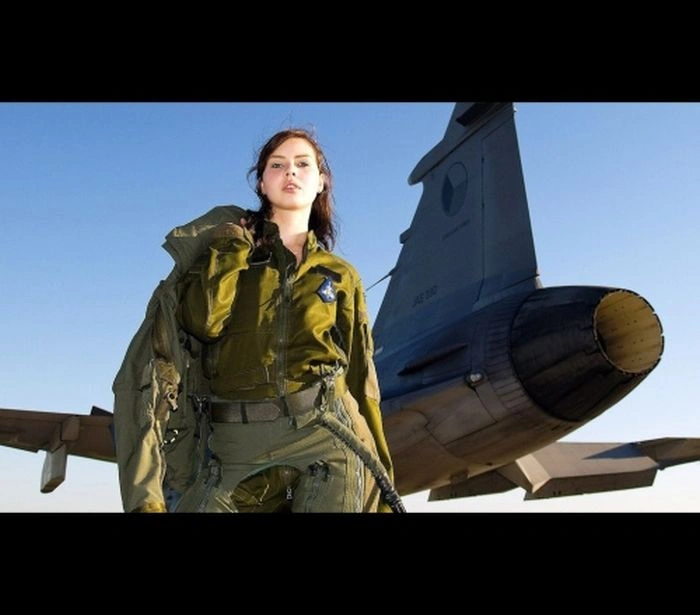 Дівчата та літаки (59 фото) – фото 8