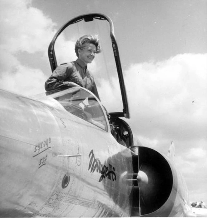 Дівчата та літаки (59 фото) – фото 9