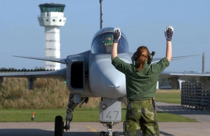 Дівчата та літаки (59 фото) – фото 27