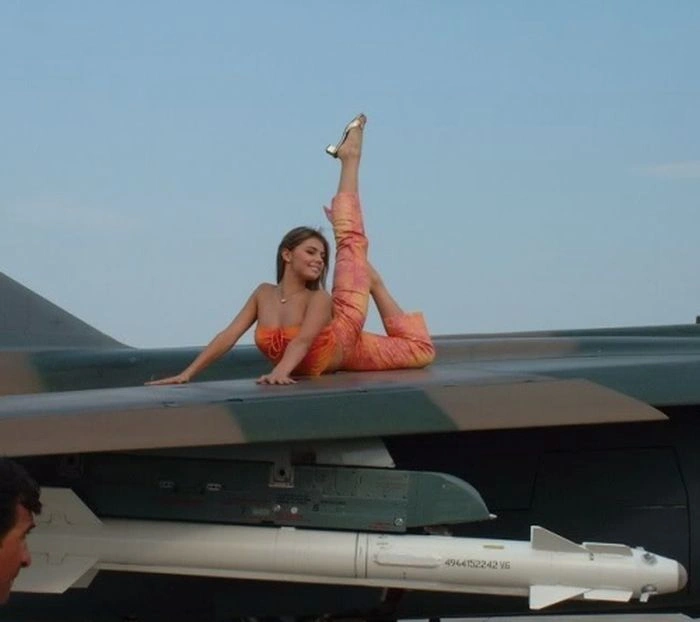 Дівчата та літаки (59 фото) – фото 39