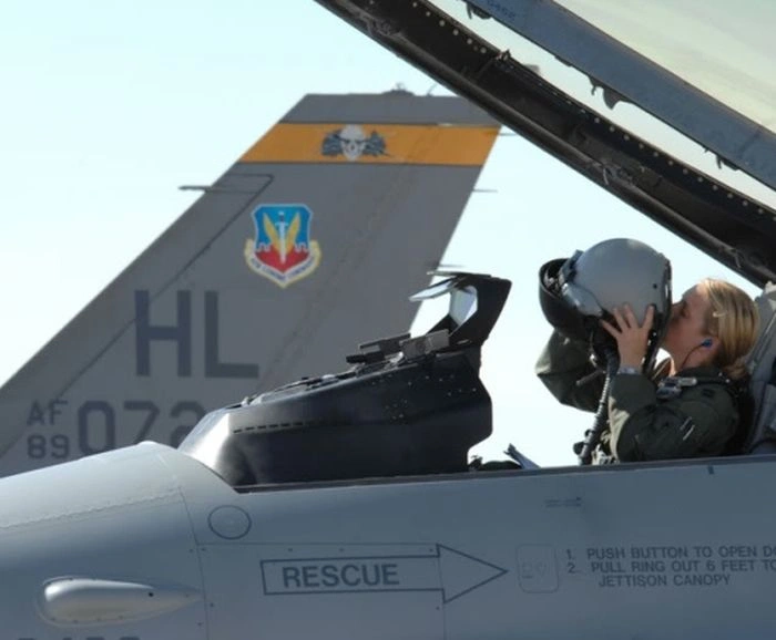 Дівчата та літаки (59 фото) – фото 46