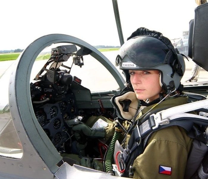 Дівчата та літаки (59 фото) – фото 54