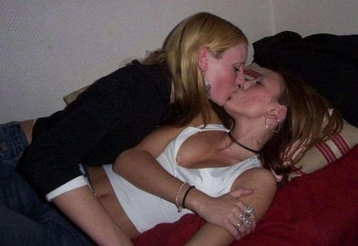 Дівчата цілуються (33 фото) – фото 15