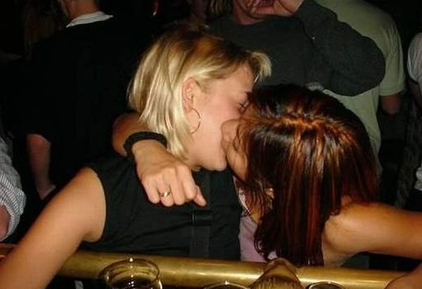 Дівчата цілуються (33 фото) – фото 18