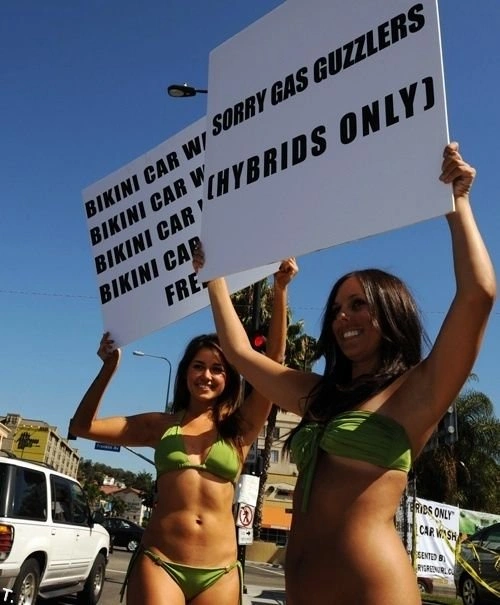 Безкоштовна автомийка у бікіні. Але не для всіх (21 фото) – фото 2