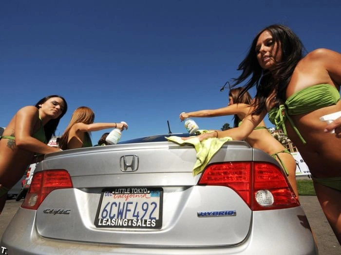 Безкоштовна автомийка у бікіні. Але не для всіх (21 фото) – фото 7