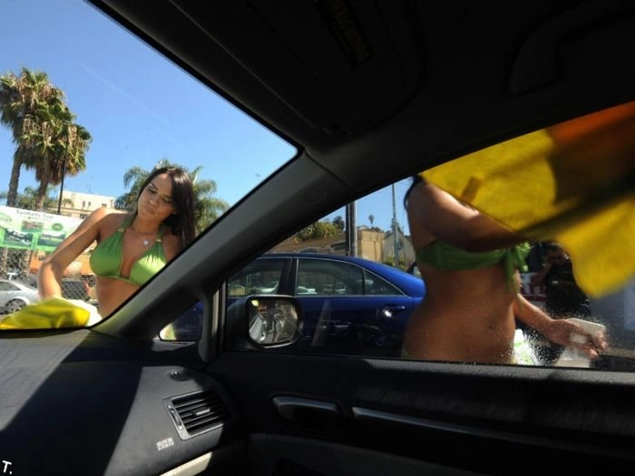 Безкоштовна автомийка у бікіні. Але не для всіх (21 фото) – фото 10