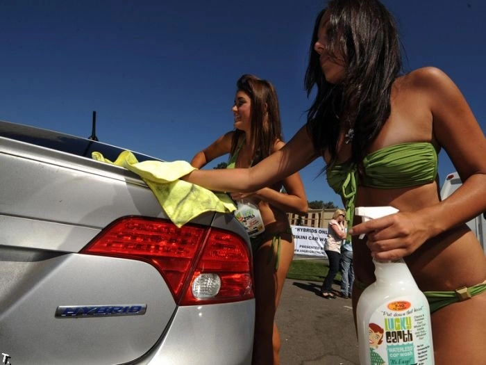 Безкоштовна автомийка у бікіні. Але не для всіх (21 фото) – фото 11