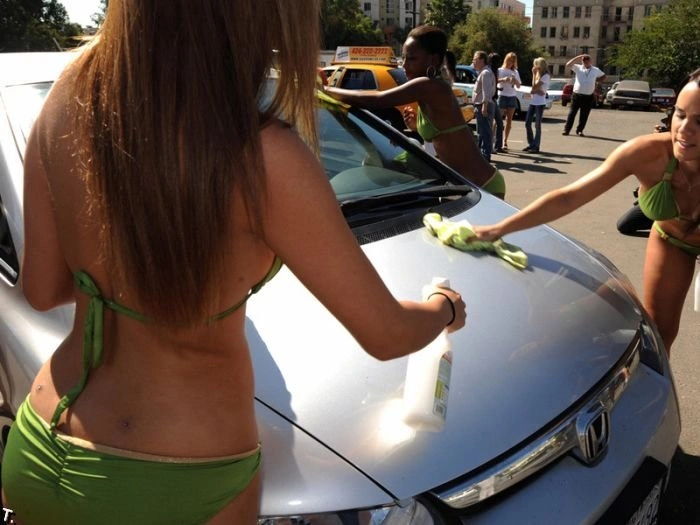 Безкоштовна автомийка у бікіні. Але не для всіх (21 фото) – фото 12