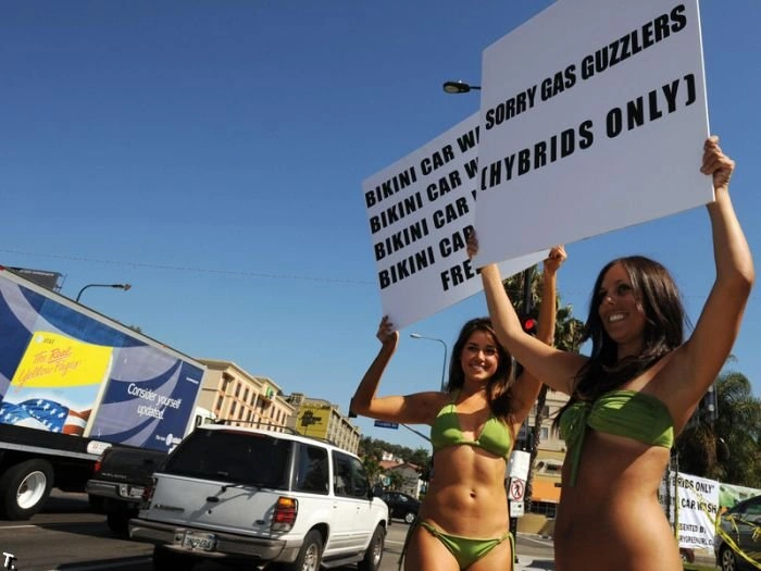 Безкоштовна автомийка у бікіні. Але не для всіх (21 фото) – фото 13