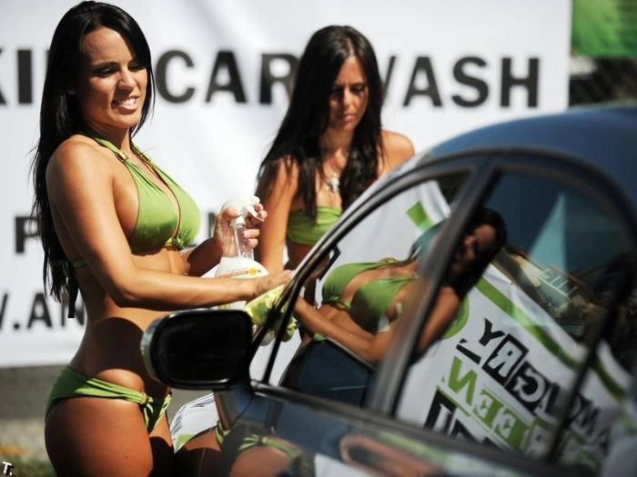 Безкоштовна автомийка у бікіні. Але не для всіх (21 фото) – фото 16