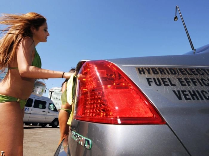 Безкоштовна автомийка у бікіні. Але не для всіх (21 фото) – фото 19