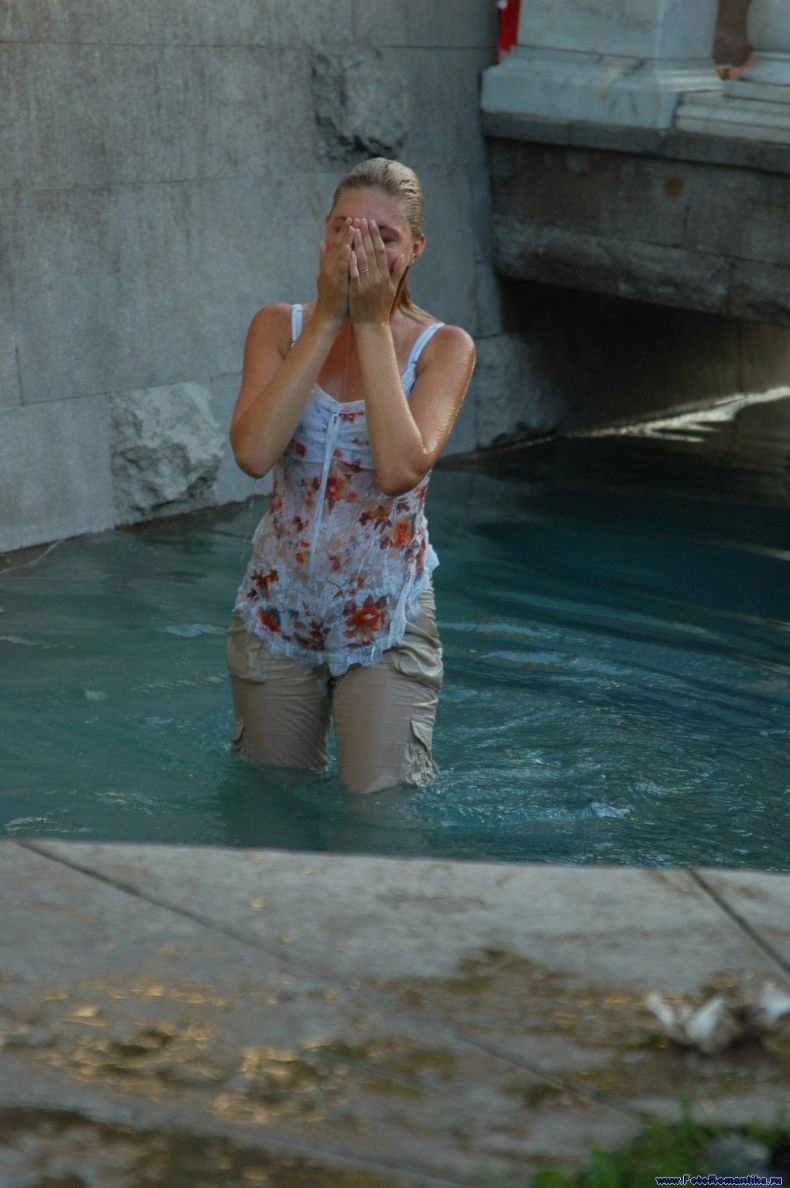 Дівчата у фонтанах (59 фото) – фото 10