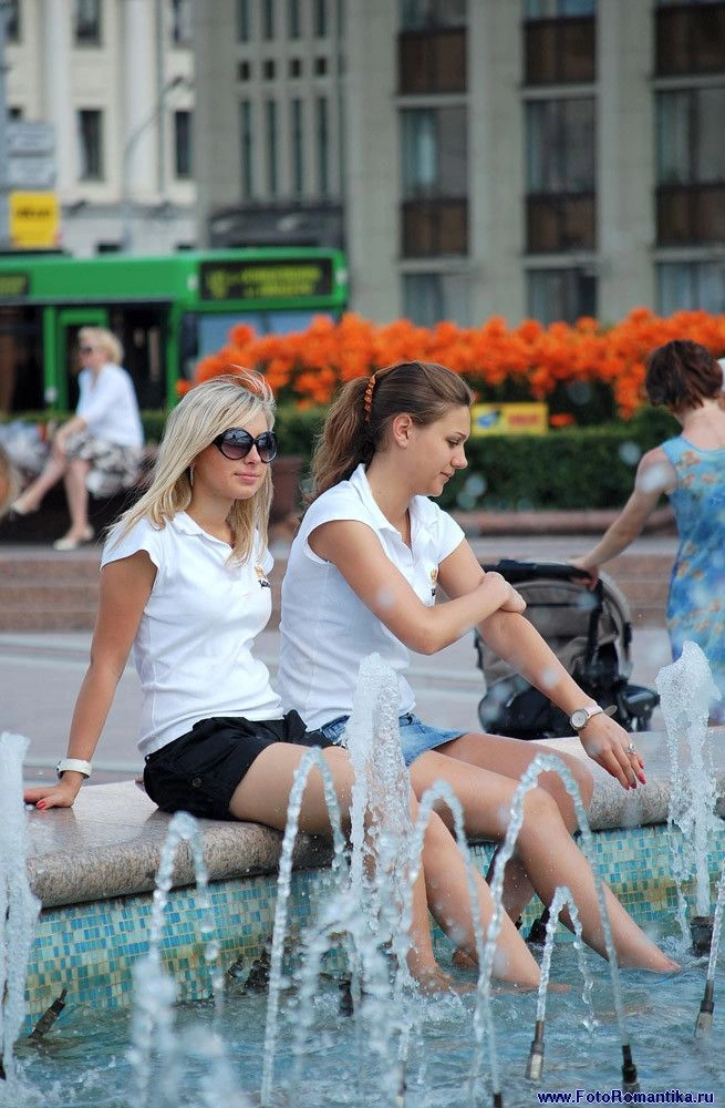 Дівчата у фонтанах (59 фото) – фото 19