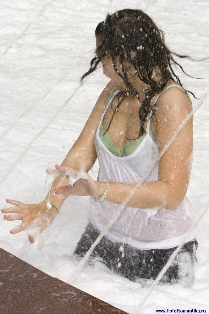 Дівчата у фонтанах (59 фото) – фото 35