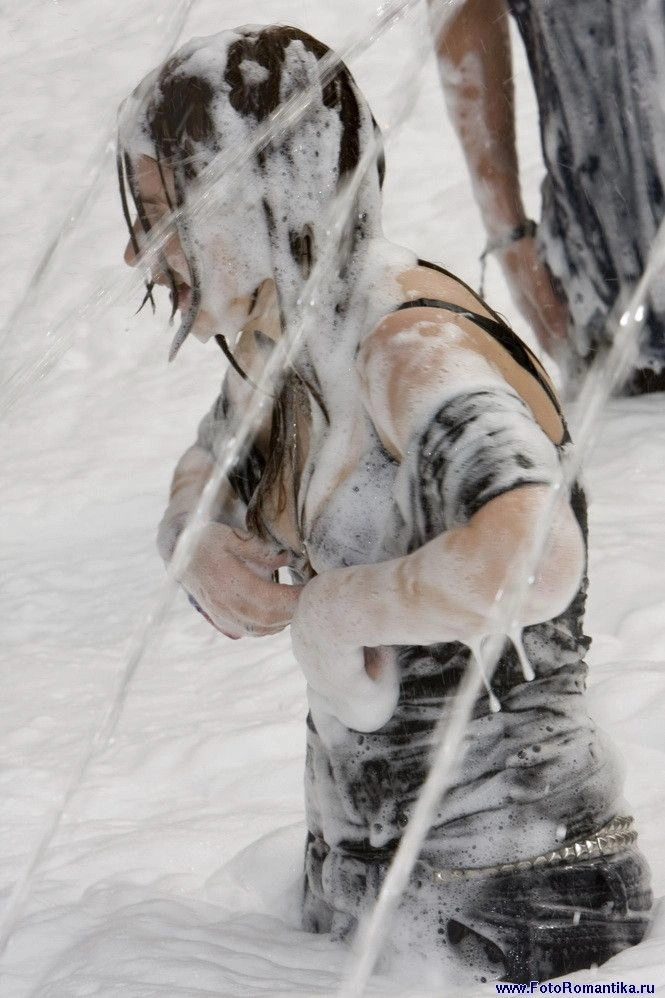 Дівчата у фонтанах (59 фото) – фото 39