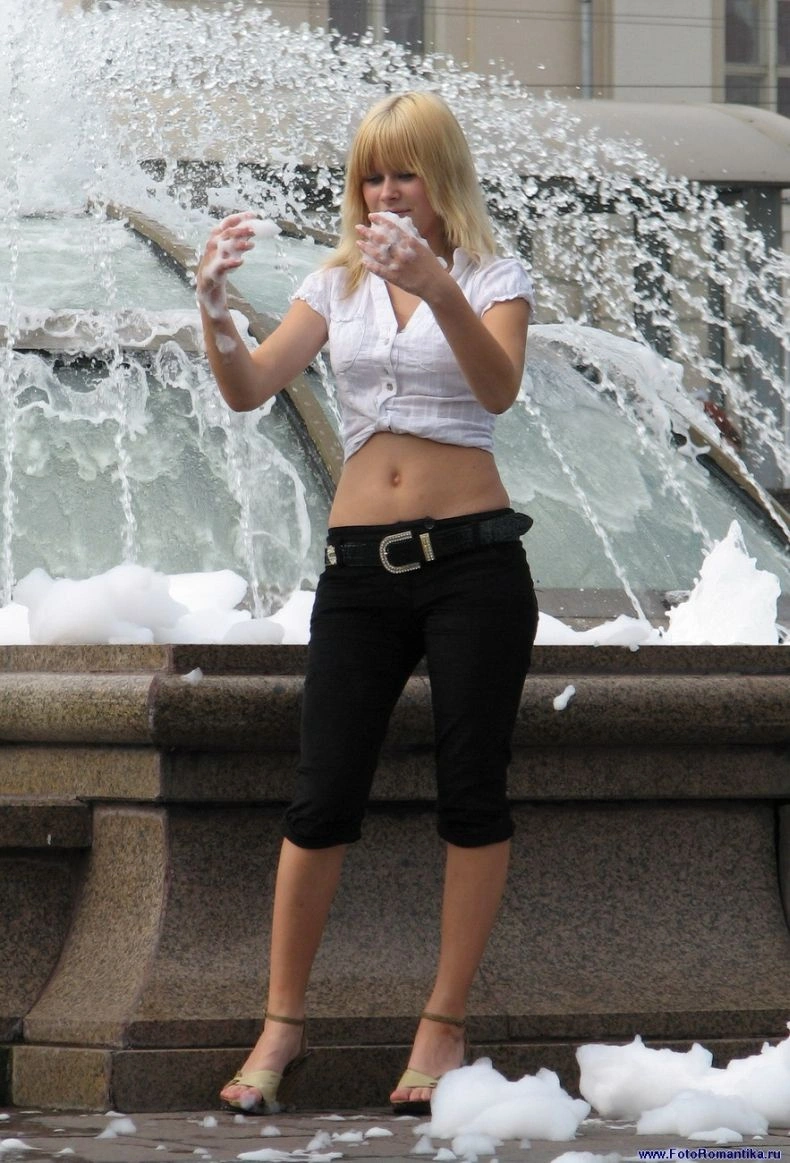 Дівчата у фонтанах (59 фото) – фото 47