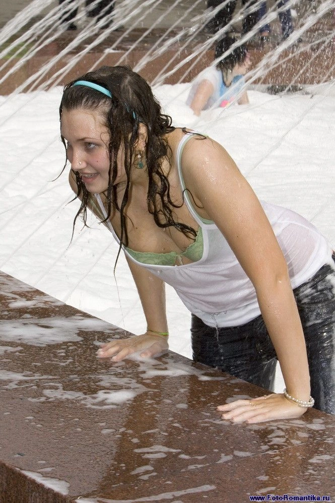 Дівчата у фонтанах (59 фото) – фото 48