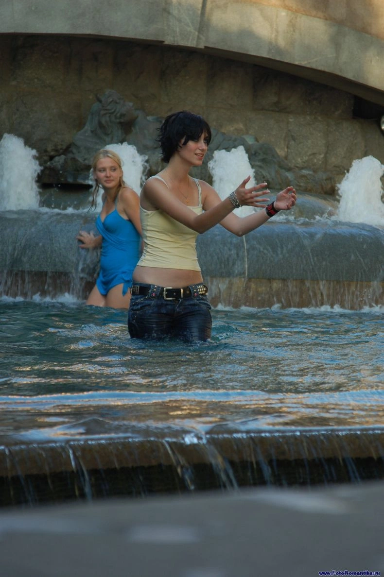 Дівчата у фонтанах (59 фото) – фото 59