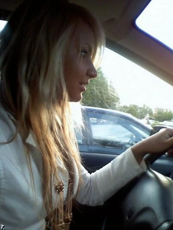 Дівчата за кермом (43 фото) – фото 12