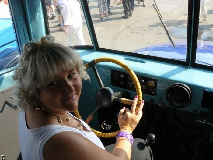 Дівчата за кермом (43 фото) – фото 15