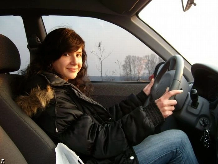 Дівчата за кермом (43 фото) – фото 19